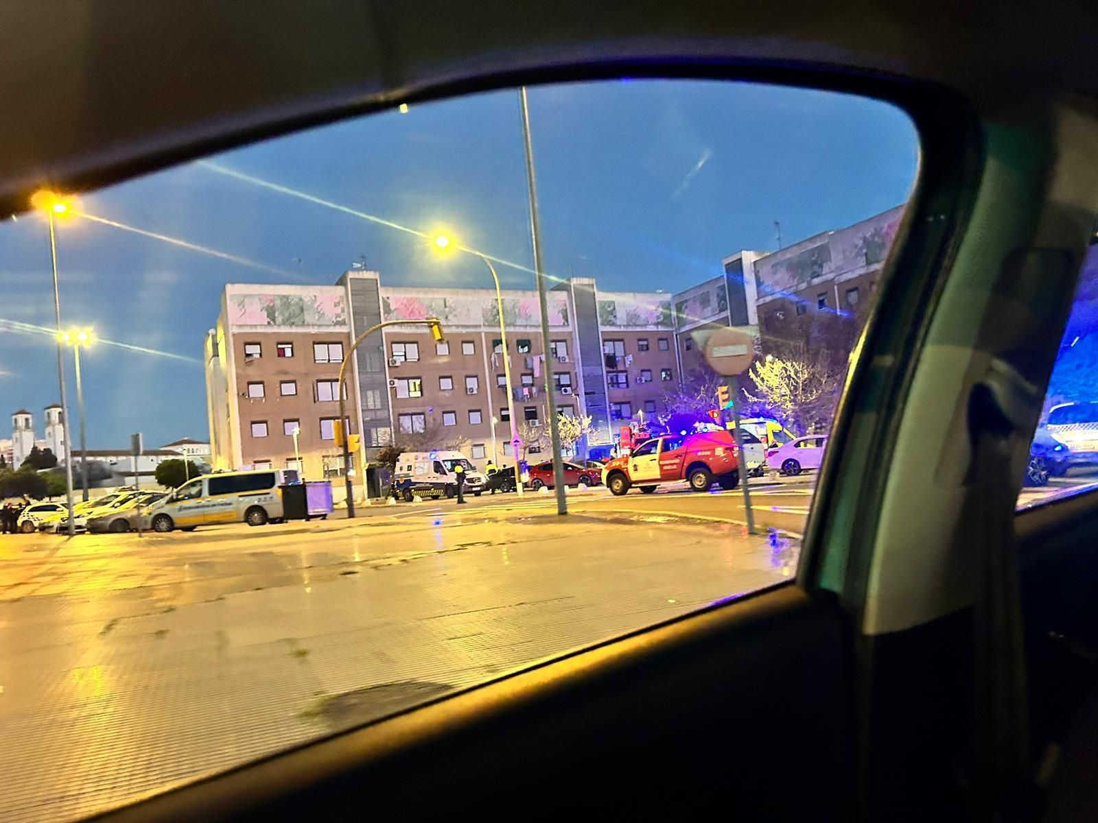 Los servicios de emergencias en la plaza Violeta.