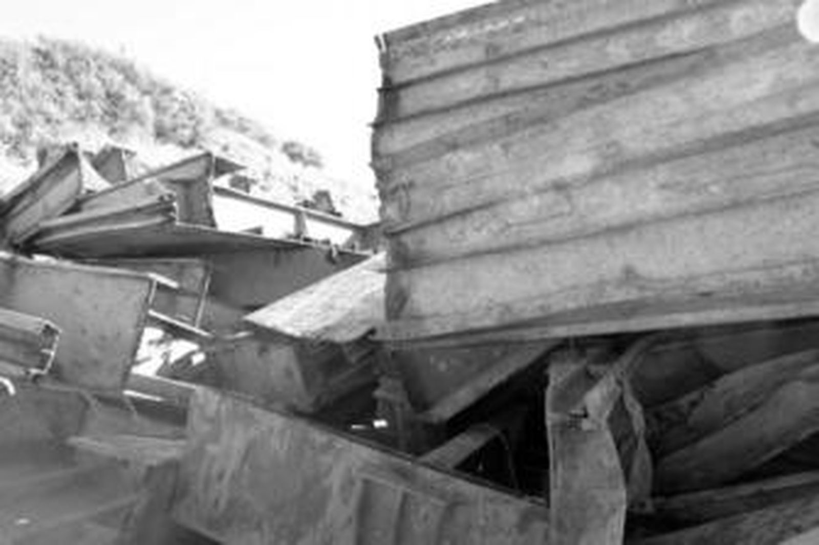 Partes del 'New Flame' depositadas en las instalaciones de una empresa en Guadarranque.