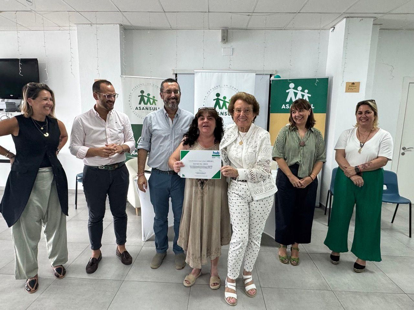 Una de las alumnas recibiendo su diploma.