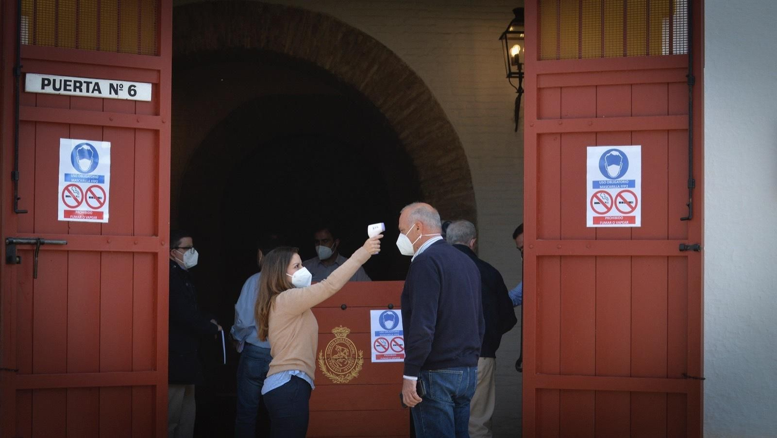 Toman la temperatura en la puerta 6 de la Maestranza.