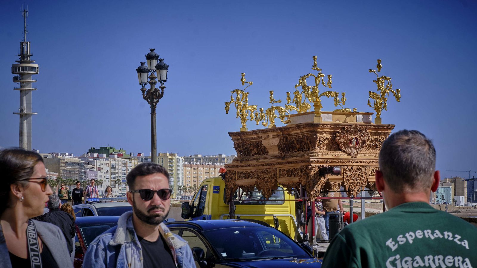 El paso de Ecce homo es trasladado a su nave.