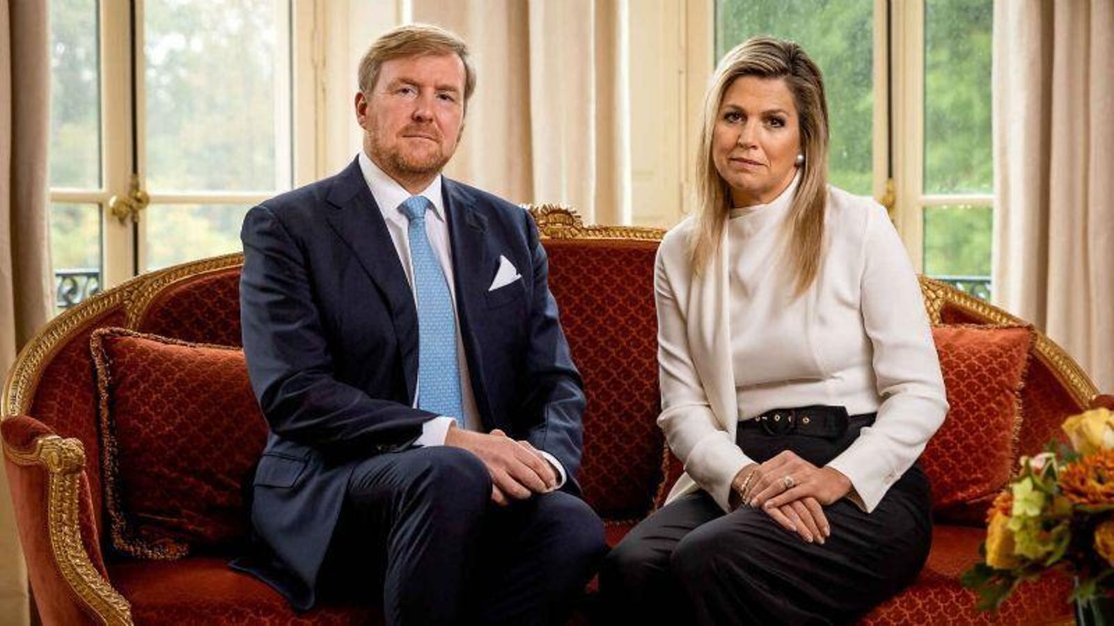 Los reyes Guillermo y Máxima, en el vídeo que dfundieron en redes sociales pidiendo disculpas a los neerlandeses por saltarse las restricciones por la pandemia. Los reyes Guillermo y Máxima, en el vídeo que dfundieron en redes sociales pidiendo disculpas a los neerlandeses por saltarse las restricciones por la pandemia.