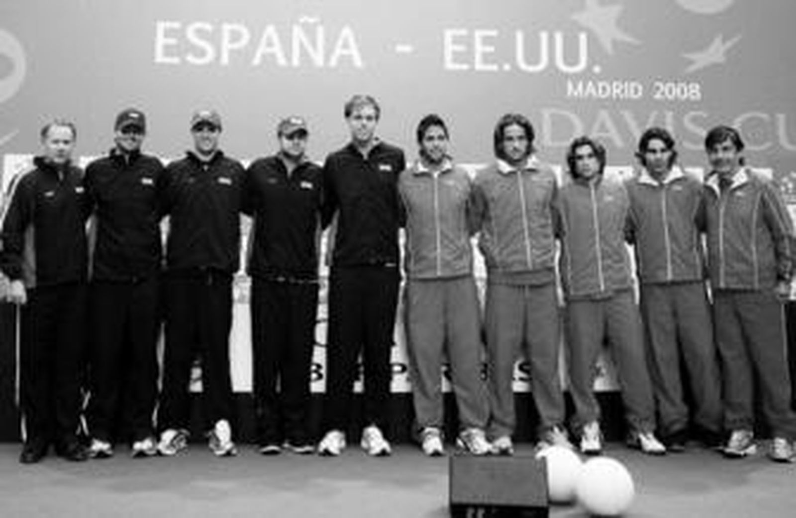 Los equipos de EEUU y de España, tras el sorteo de emparejamientos para la disputa de la semifinal de la Copa Davis.