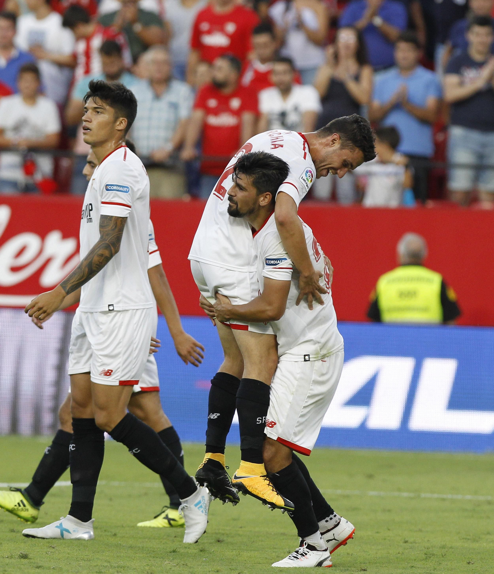 Nolito coge en brazos a Corchia.