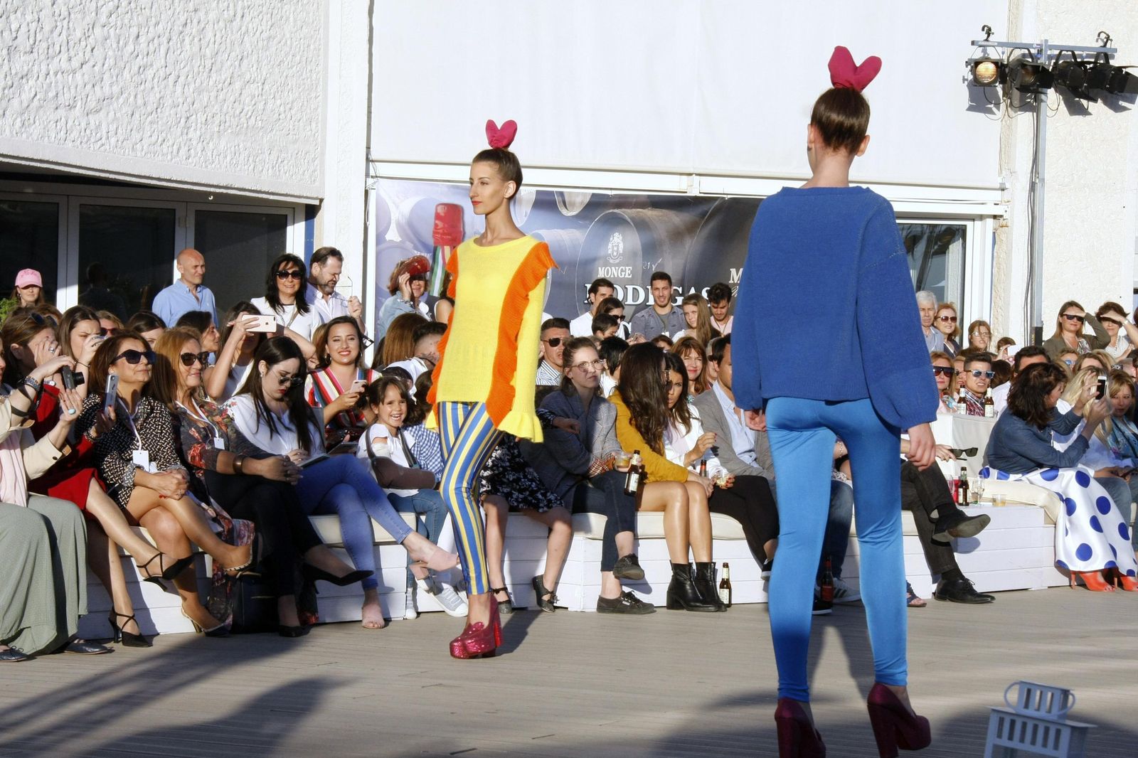 Dos modelos desfilando con diseños de Ágatha Ruiz de la Prada.