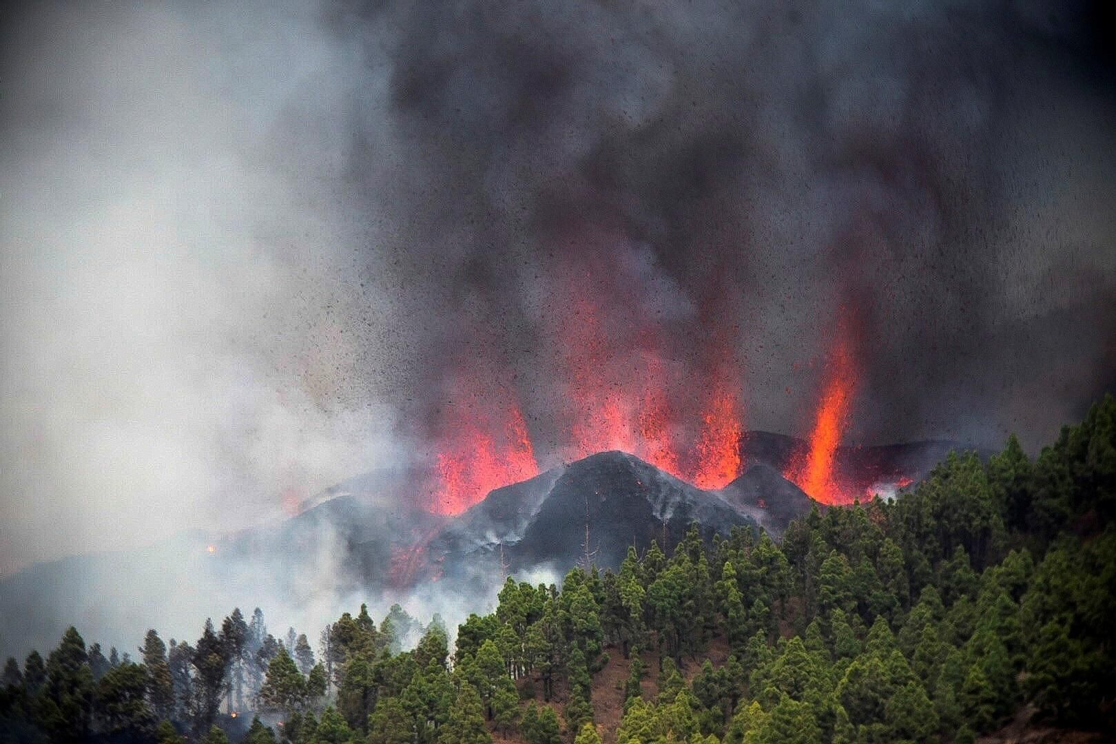 La erupción de un volcán lleva asociada la salida a la atmósfera de gases tóxicos como el dióxido de azufre.