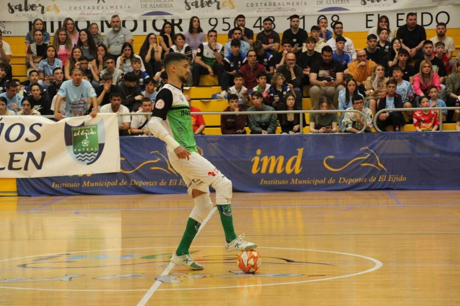 El arquero ubetense, en un encuentro de este curso en el Pabellón Municipal de Deportes de El Ejido