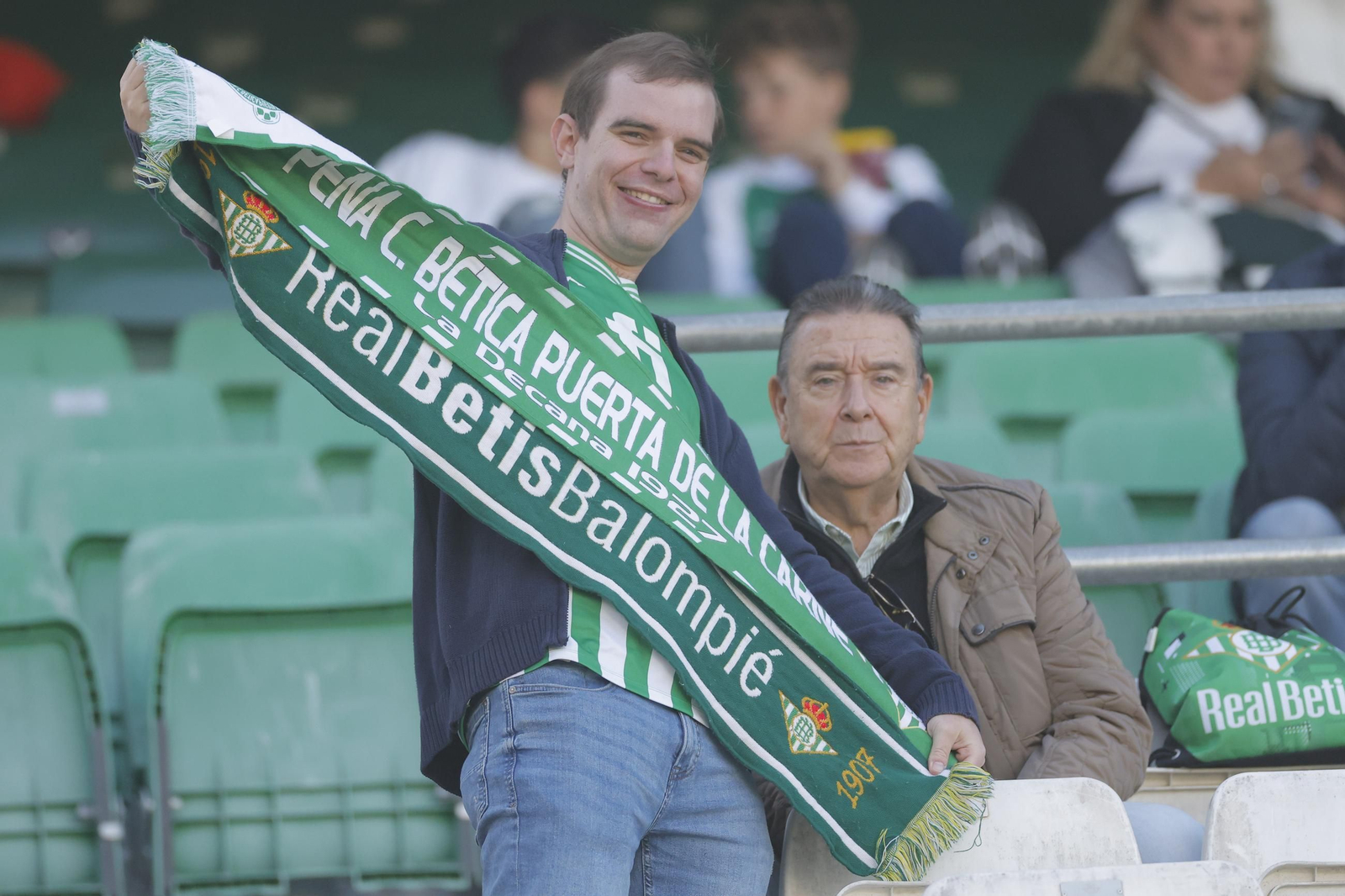Búscate en las fotos del Betis - Barcelona