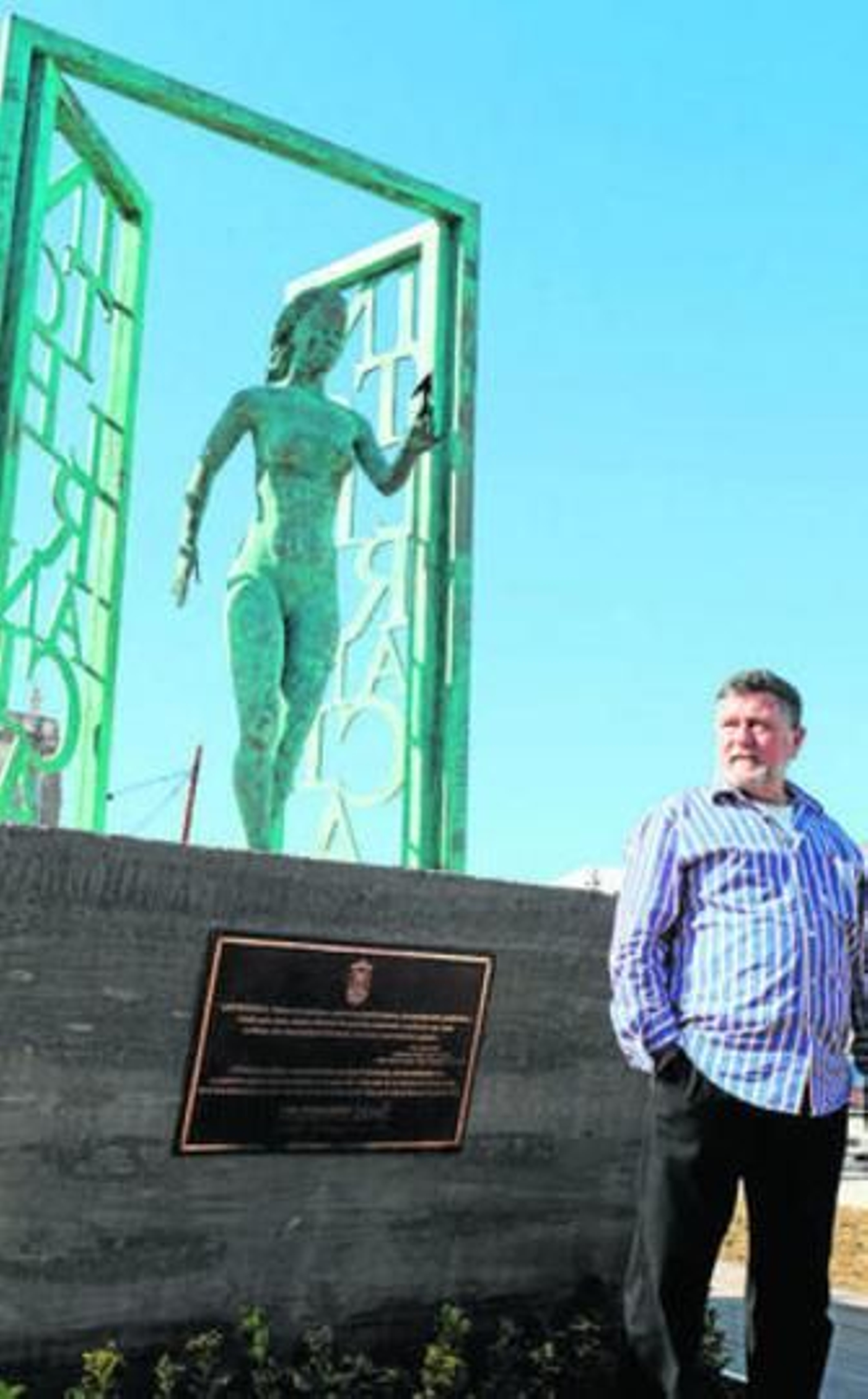 El escultor isleño Alfonso Berraquero junto a su obra.