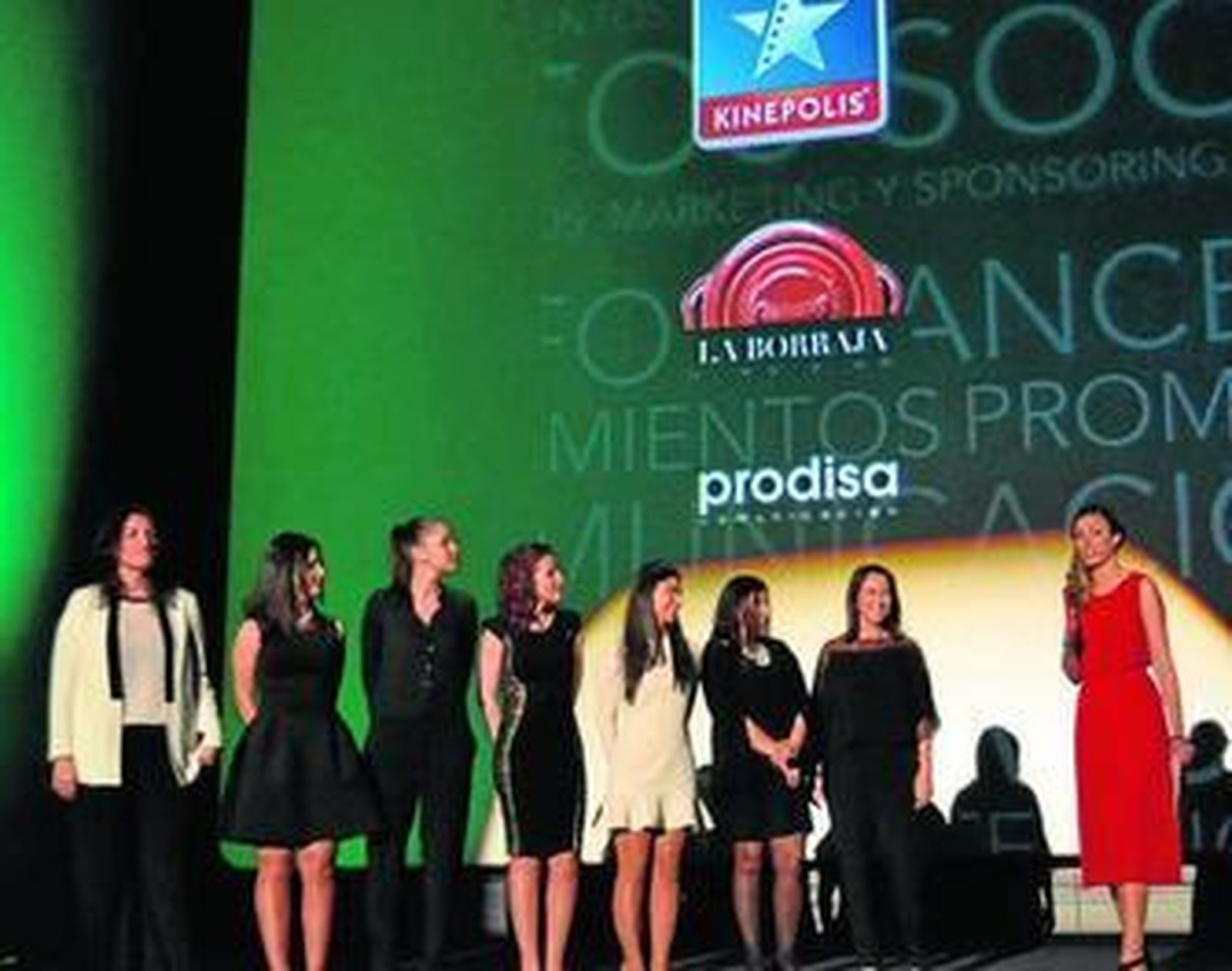 Las integrantes de la División de Eventos durante el acto realizado en las instalaciones de Kinépolis.