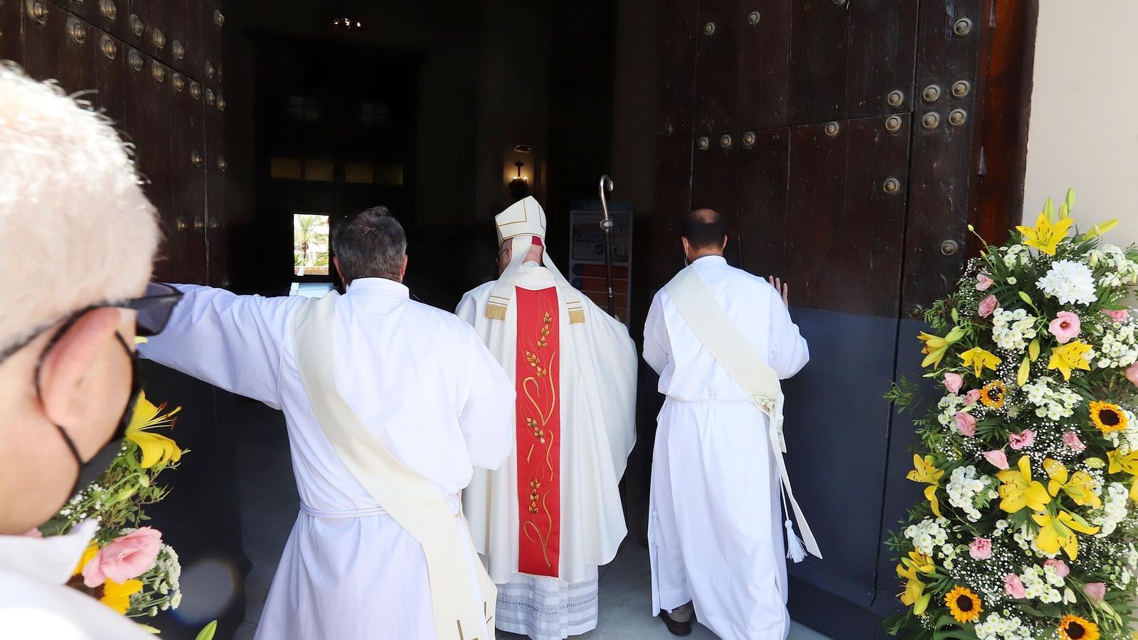 El obispo José Vilaplana abre la puerta jubilar.