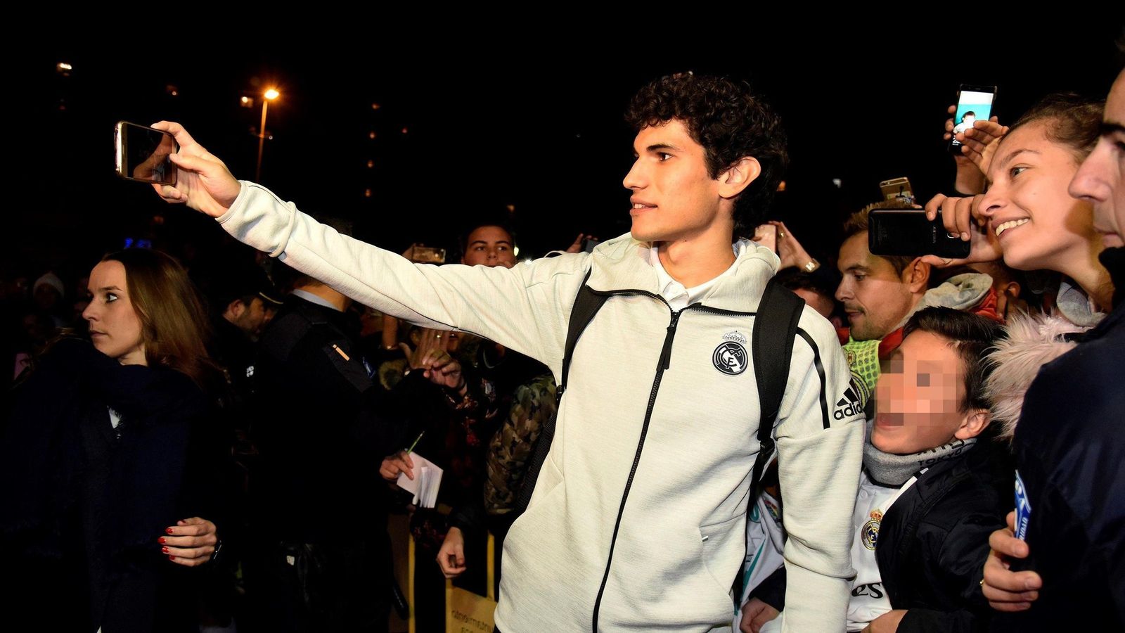 Jesús Vallejo se fotografía con varios aficionados del Real Madrid. Jesús Vallejo se fotografía con varios aficionados del Real Madrid.