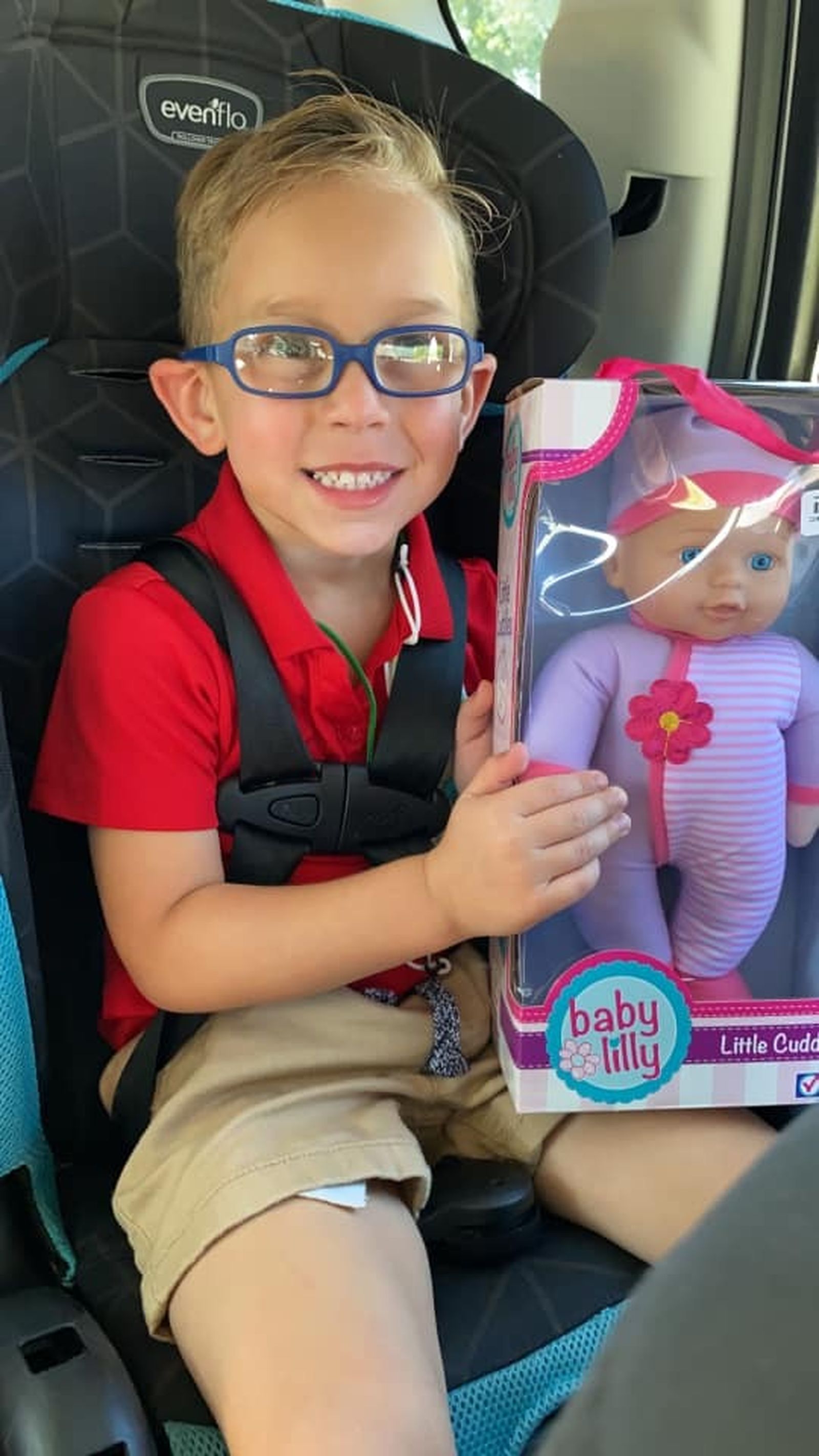 El pequeño de Puerto Rico con su muñeca.