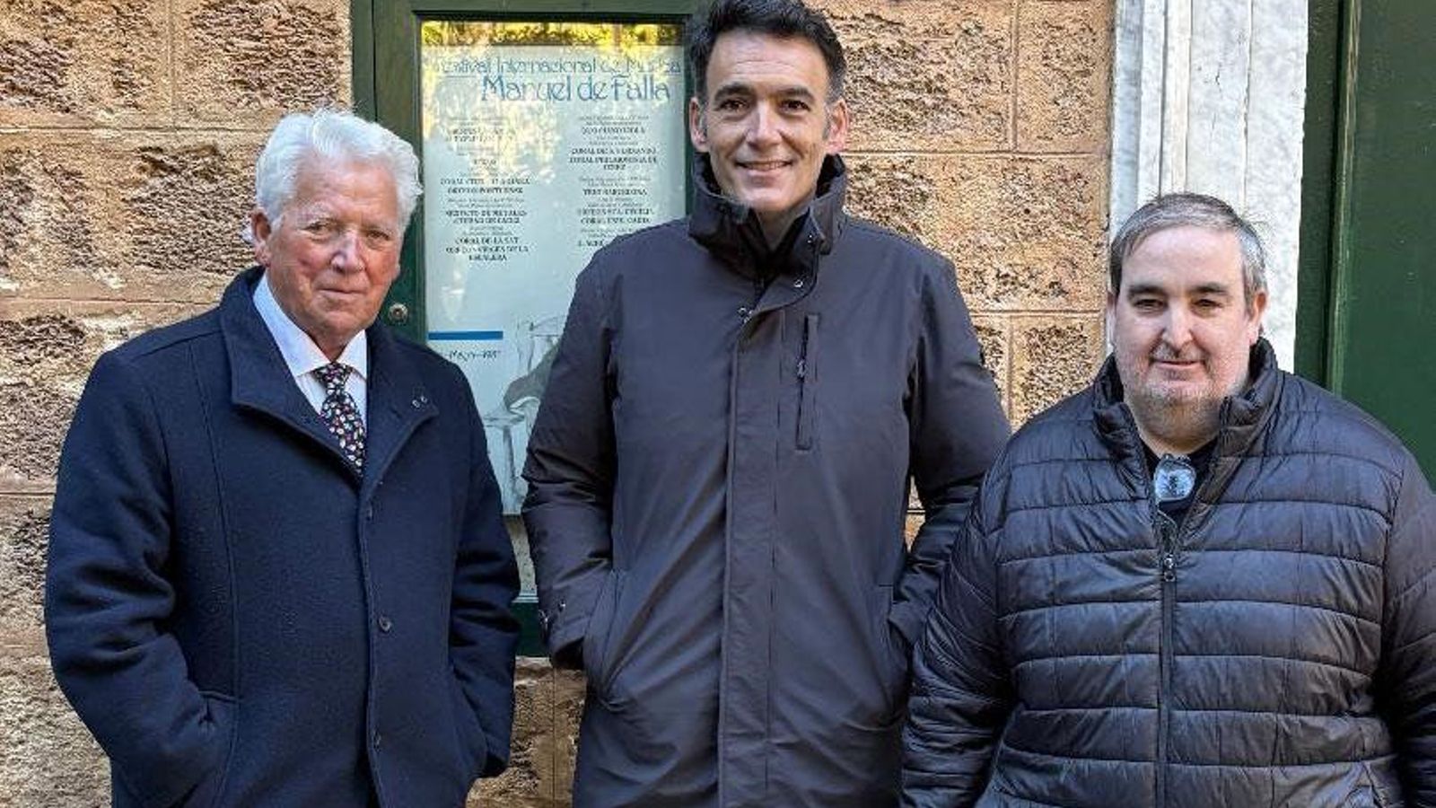 Hans Josef Artz, Emilio Triguero y el propietario de la librería Manuel de Falla, Carlos Porra, durante la ofrenda floral en la casa de Falla.