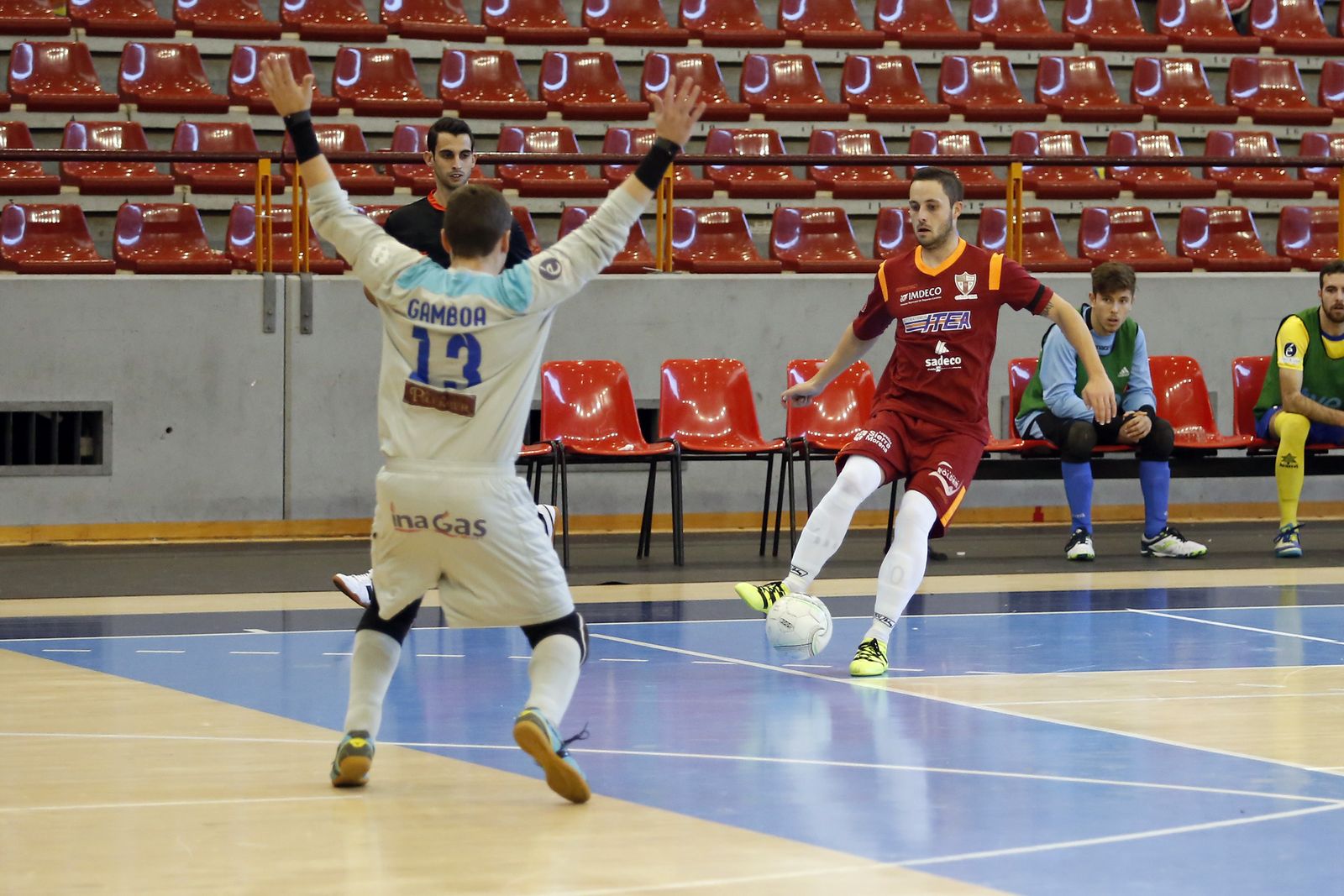 Manu Leal encara al portero del Victoria Kent en el choque de ayer.