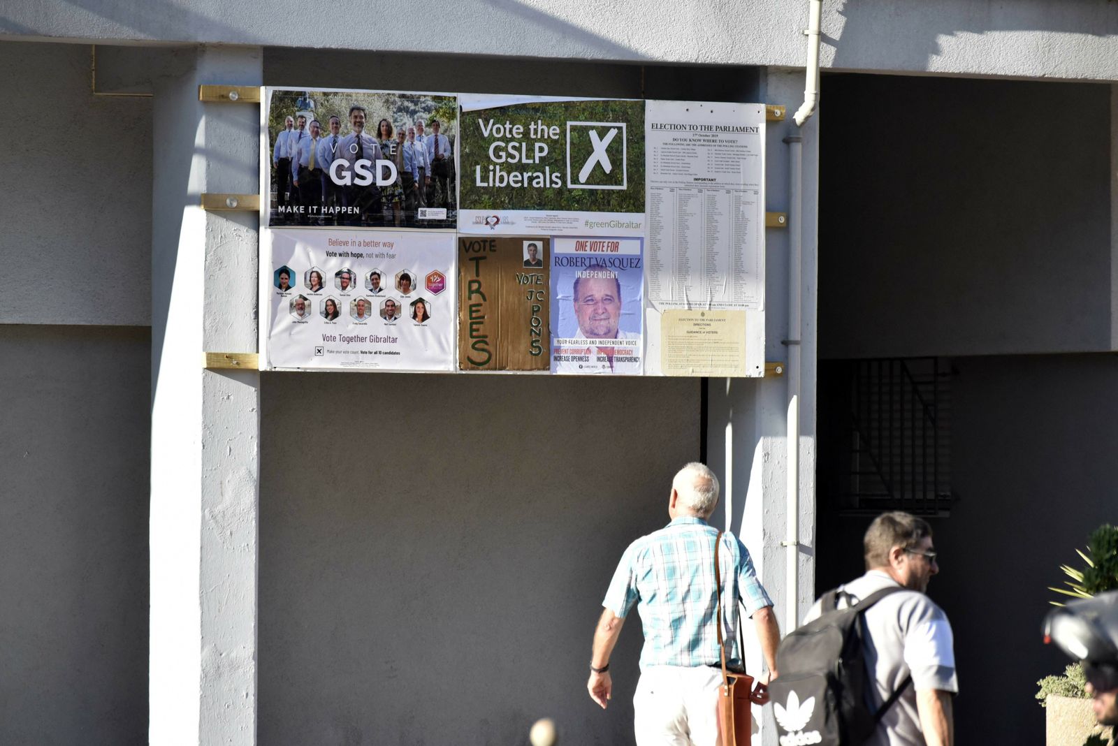 Un ciudadanos observa los carteles electorales.