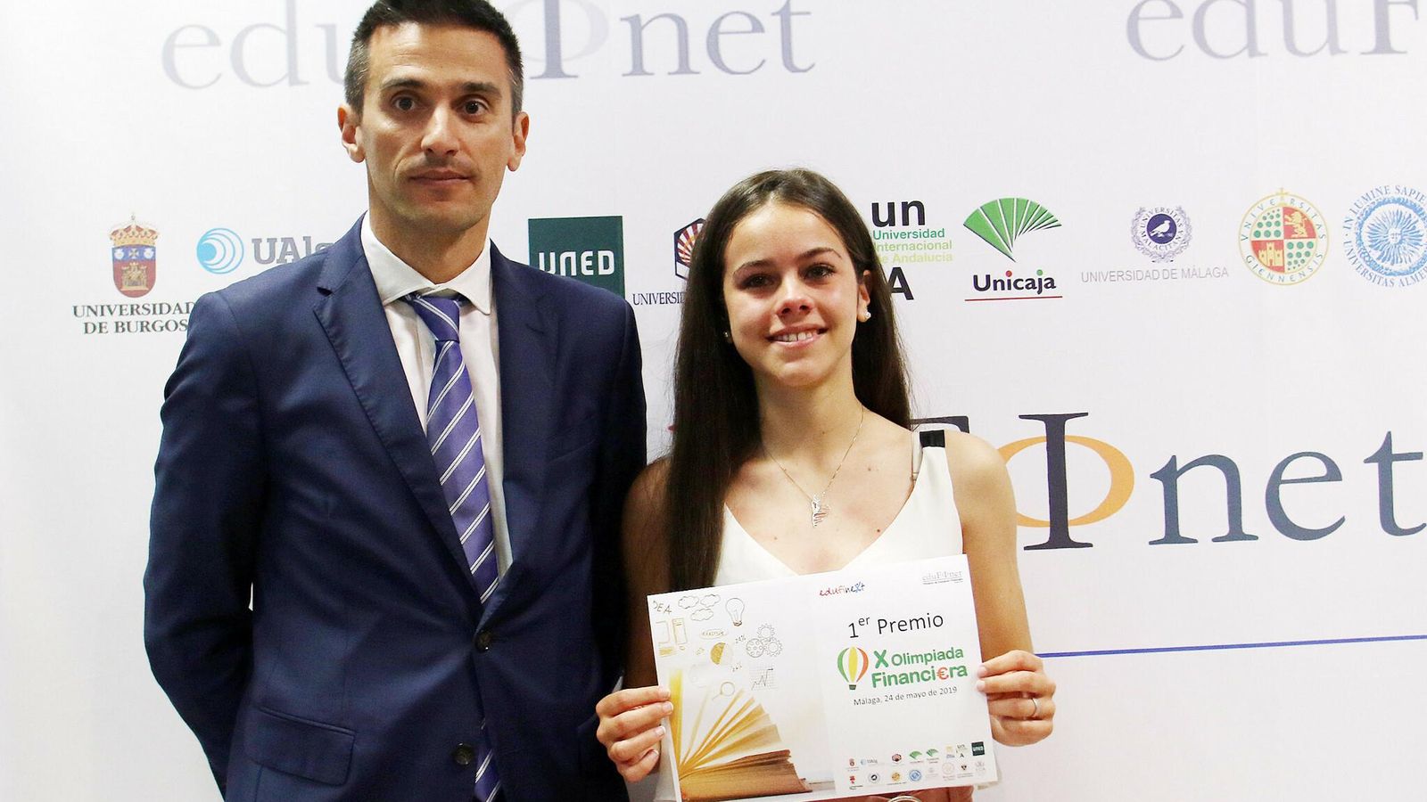 Rafael  López del Paso, Director de Gabinete Técnico, Eficiencia y Estudios  de  Unicaja  Banco  y  miembro del equipo de trabajo del Proyecto Edufinet, y la ganadora, Silvia Guerrero, del IES Severo Ochoa de Granada.