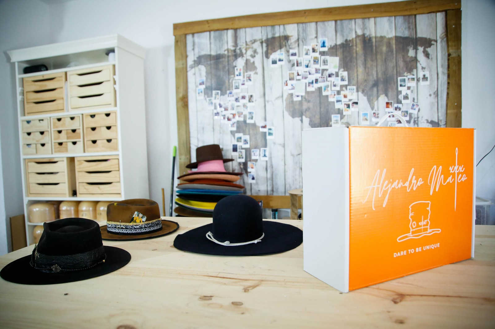 Imágenes del proceso creativo en sombreros de Alejandro Mateo