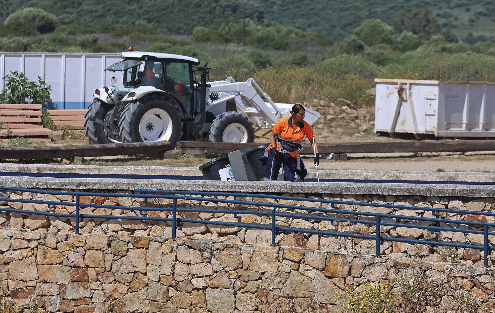 Imágenes de los preparativos para  la temporada de playas en Getares