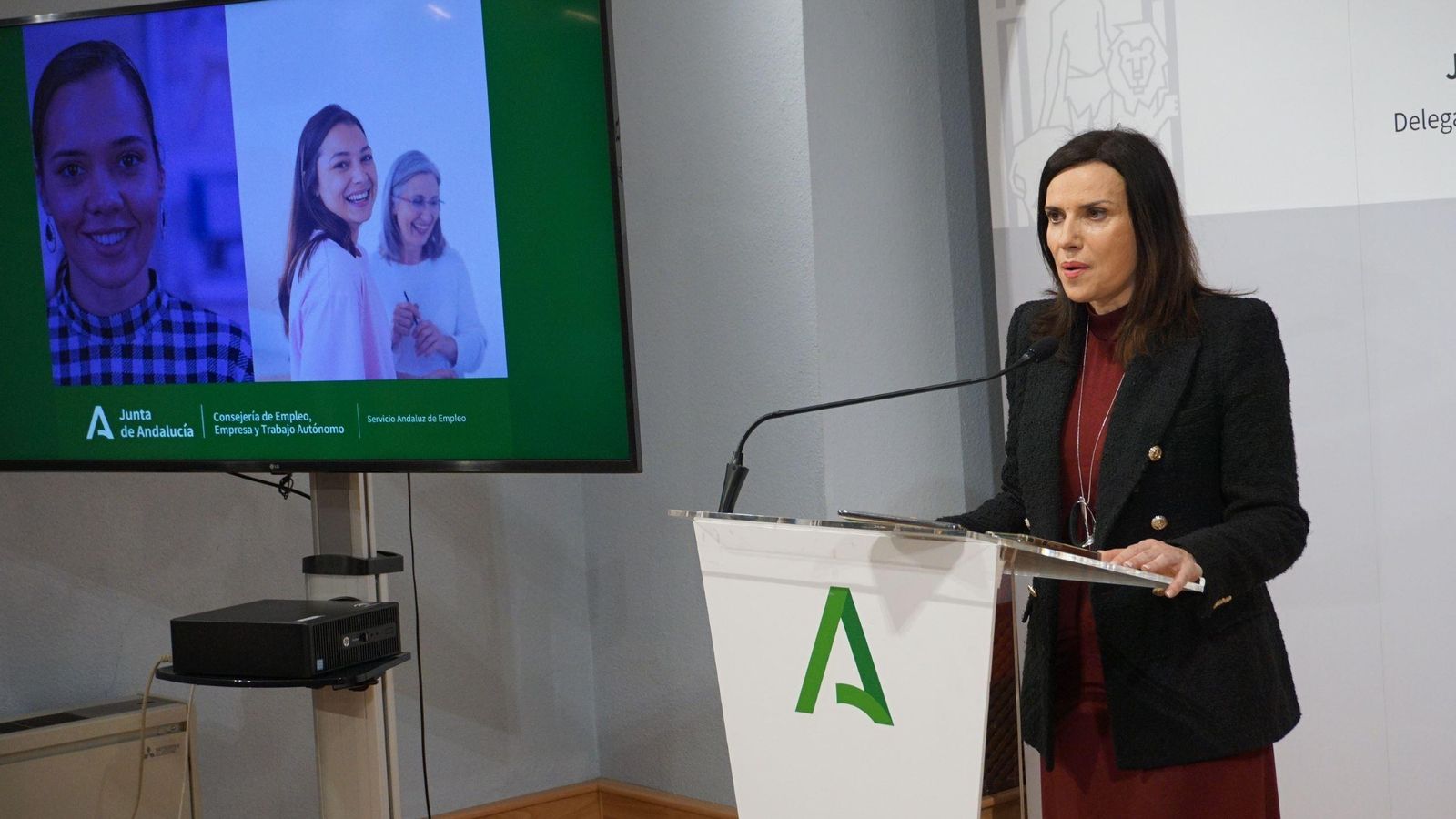 La delegada de Empleo, María Dolores Gálvez, durante la presentación de los datos.
