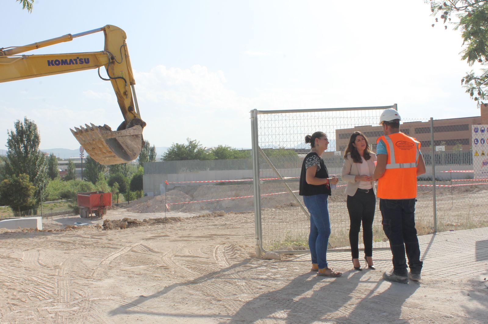 María del Carmen Beato y Teresa Alonso durante la visita a las obras.