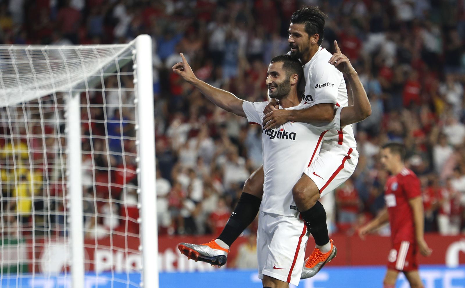 Gonalons celebra el gol que abrió el marcador junto a Nolito.