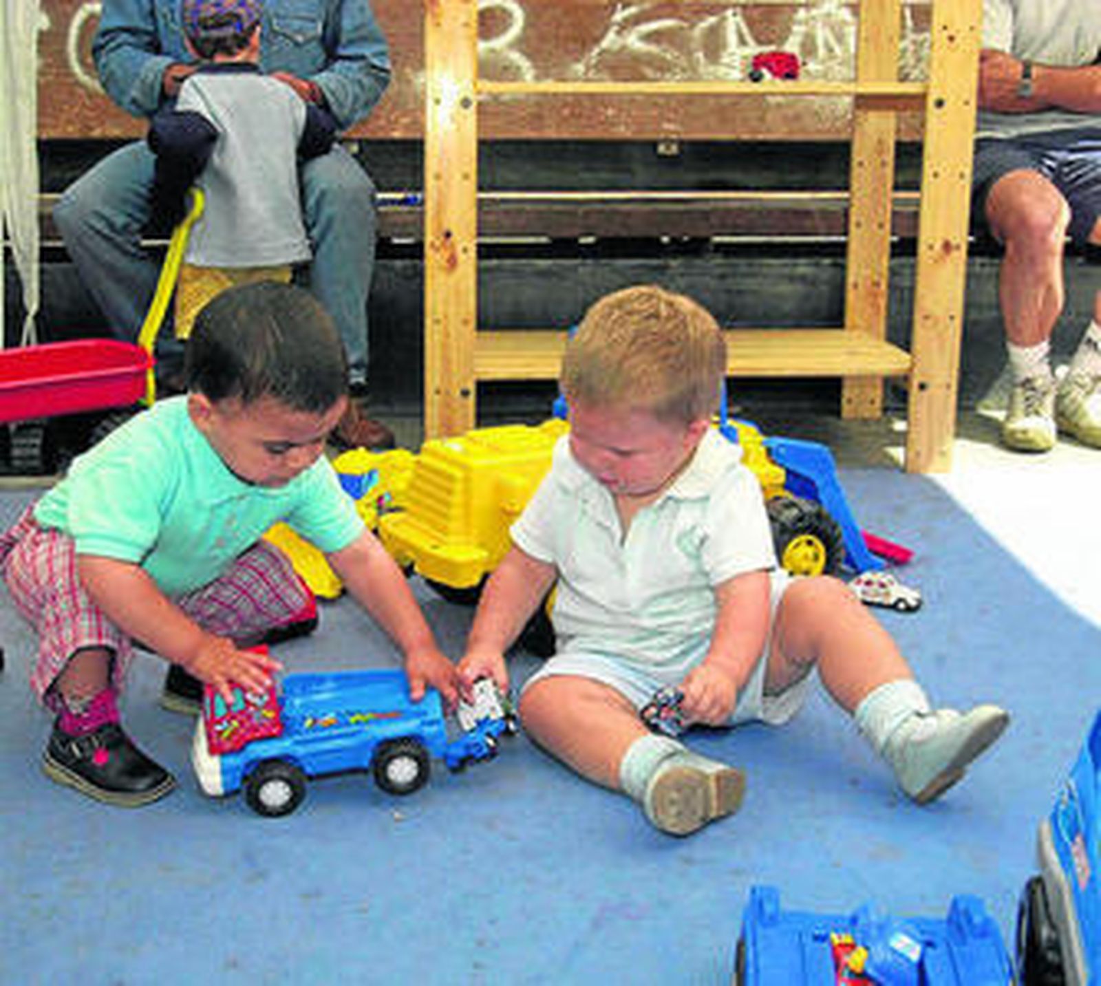 Dos niños juegan en un parque infantil.