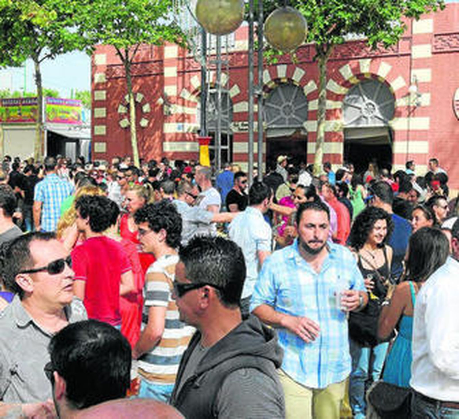 Ambiente en la Feria de Puerto Real frente a la caseta 'Tal como somos'.