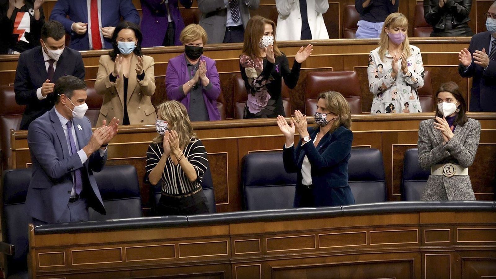 Pedro Sánchez, Yolanda Díaz, Teresa Ribera y Pilar Llop aplauden tras la aprobación de los Presupuestos en el Congreso.