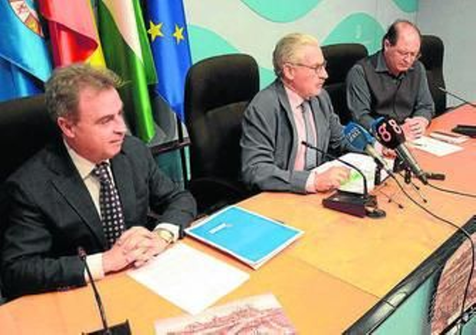Antonio Real, Francisco Cáliz y José Gil, ayer en el Ayuntamiento.