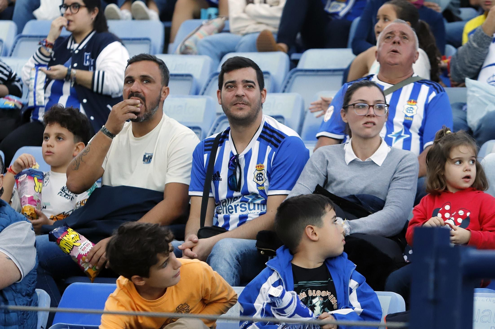 Gran ambiente en las gradas del Nuevo Colombino para el Recre-At Sanluqueño, en imágenes