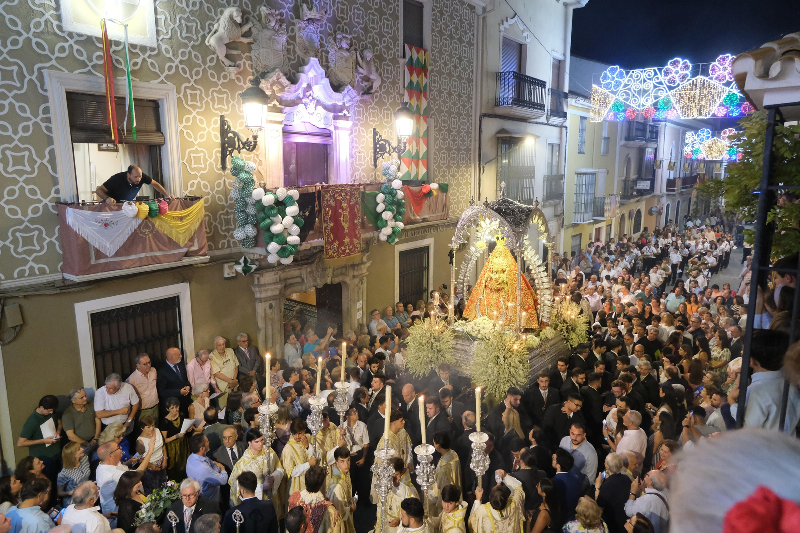 La procesión de la Virgen de la Sierra por las calles de Cabra.
