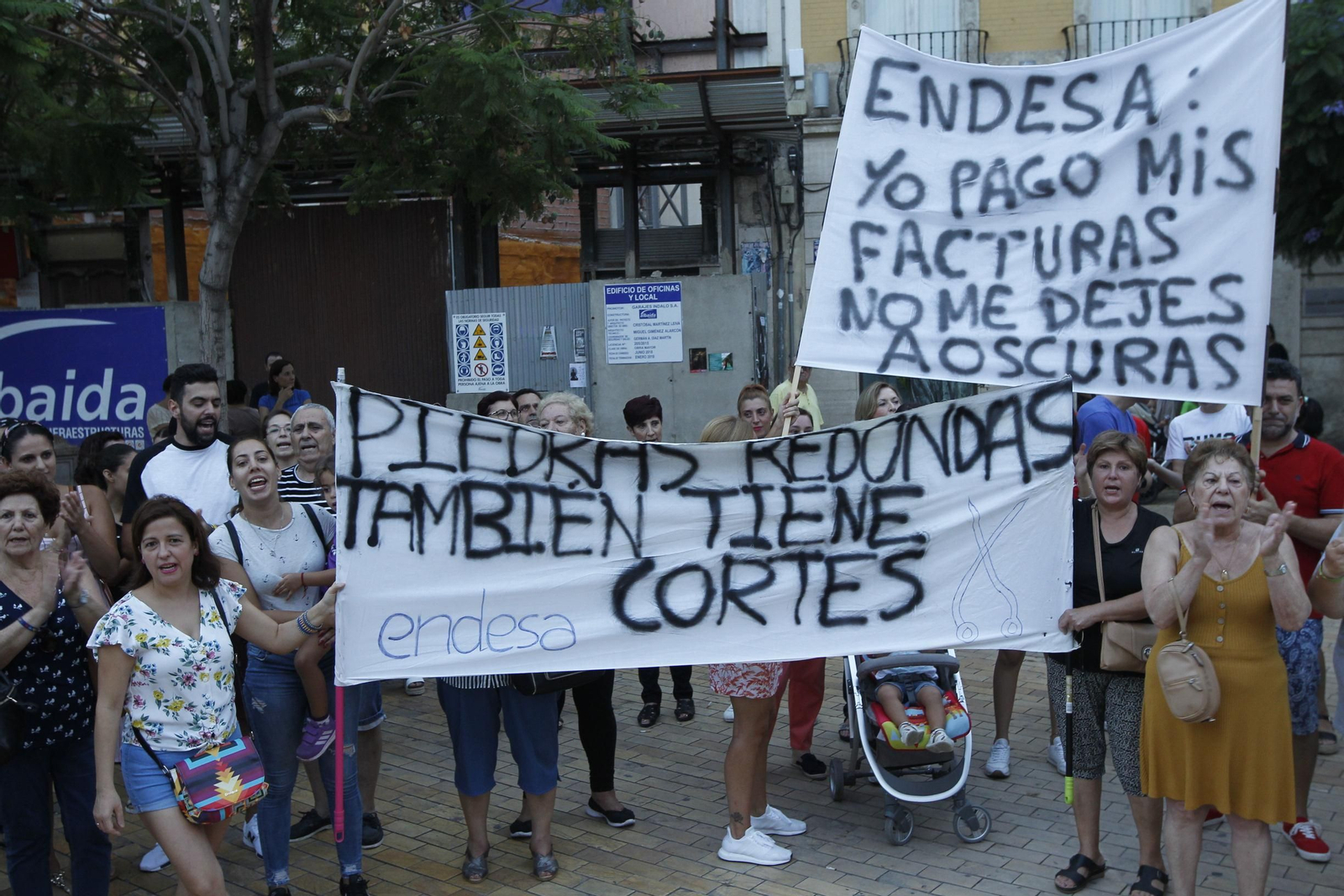 Los cortes de luz llevan años sucediéndose en el barrio. Manifestación de los vecinos en 2018. Los cortes de luz llevan años sucediéndose en el barrio. Manifestación de los vecinos en 2018.