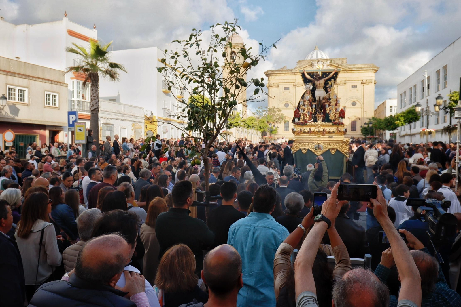Imágenes de la salida de la Vera Cruz en la Semana Santa de Chiclana 2025