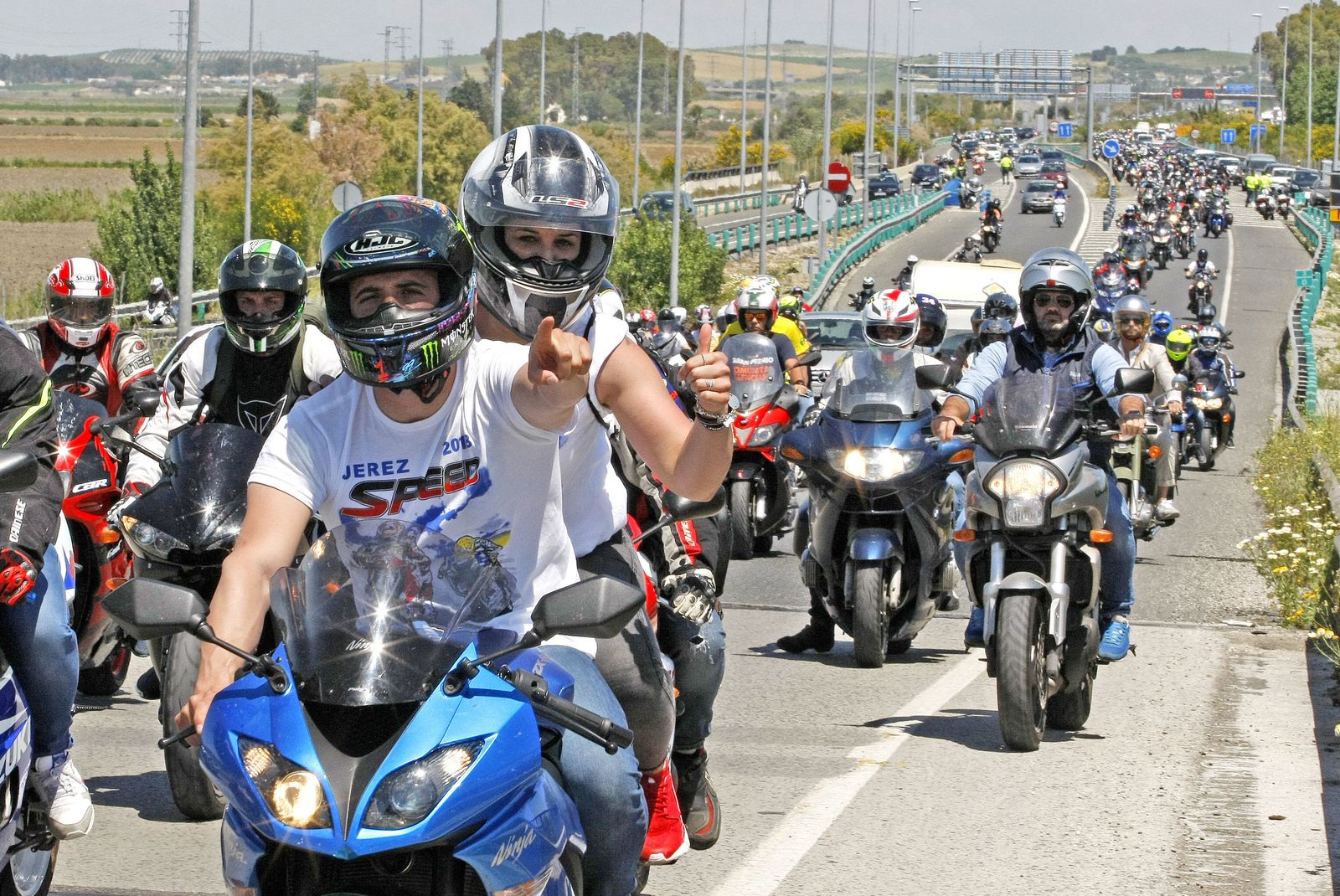 La caravana motera, este domingo en el entorno del circuito.