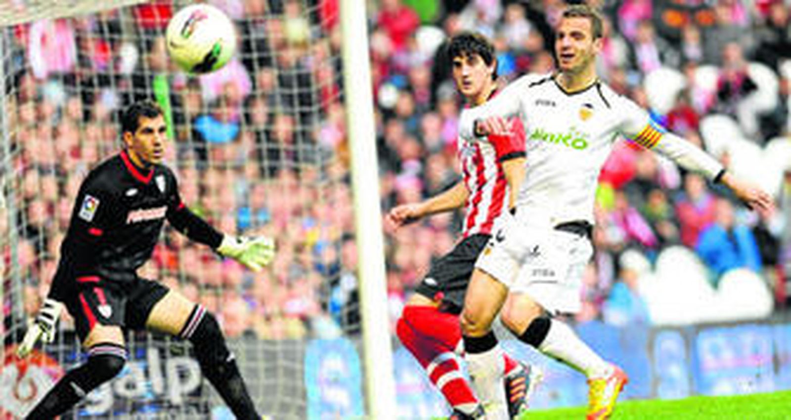 Soldado intenta rematar un balón ante la oposición de San José y la mirada de Iraizoz.