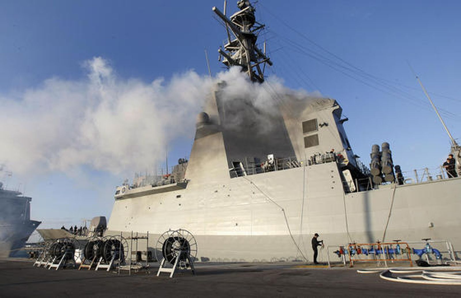 La fragata Méndez Núñez ha partido esta tarde de la Base Naval de Rota, con la presencia de la ministra de Defensa, Carme Chacón./Fito Carreto   Foto: Fito Carreto