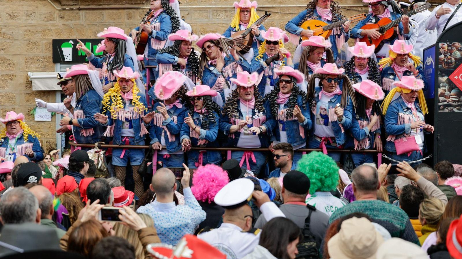 Las mejores imágenes del primer domingo de Carnaval de Cádiz