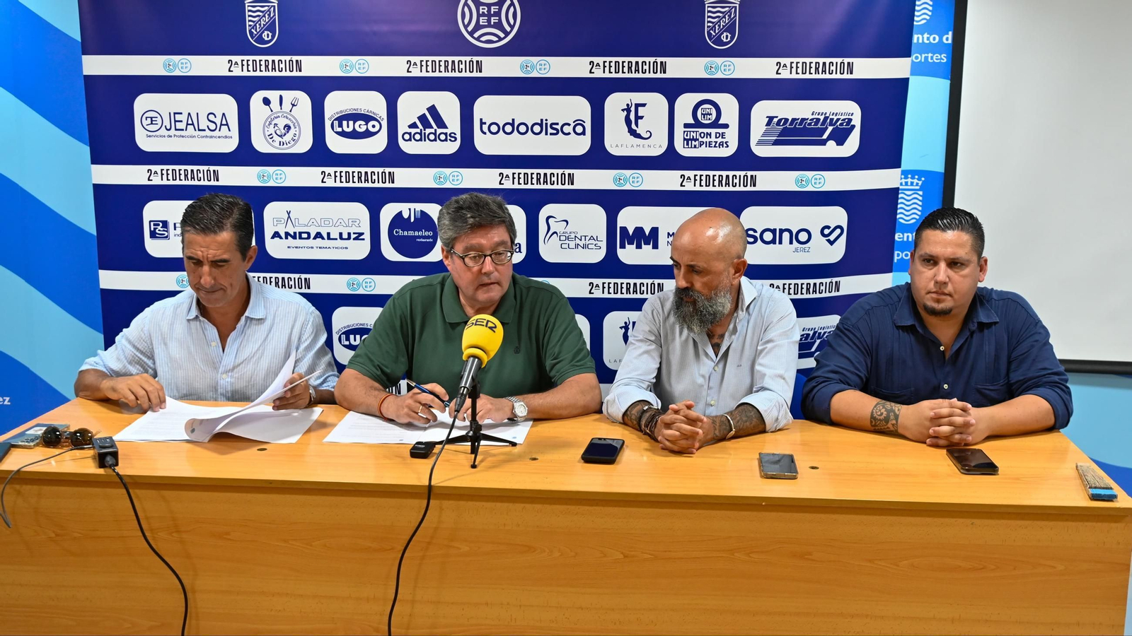 La firma del convenio entre Ayuntamiento y Xerez CD se ha llevado a cabo en Chapín.