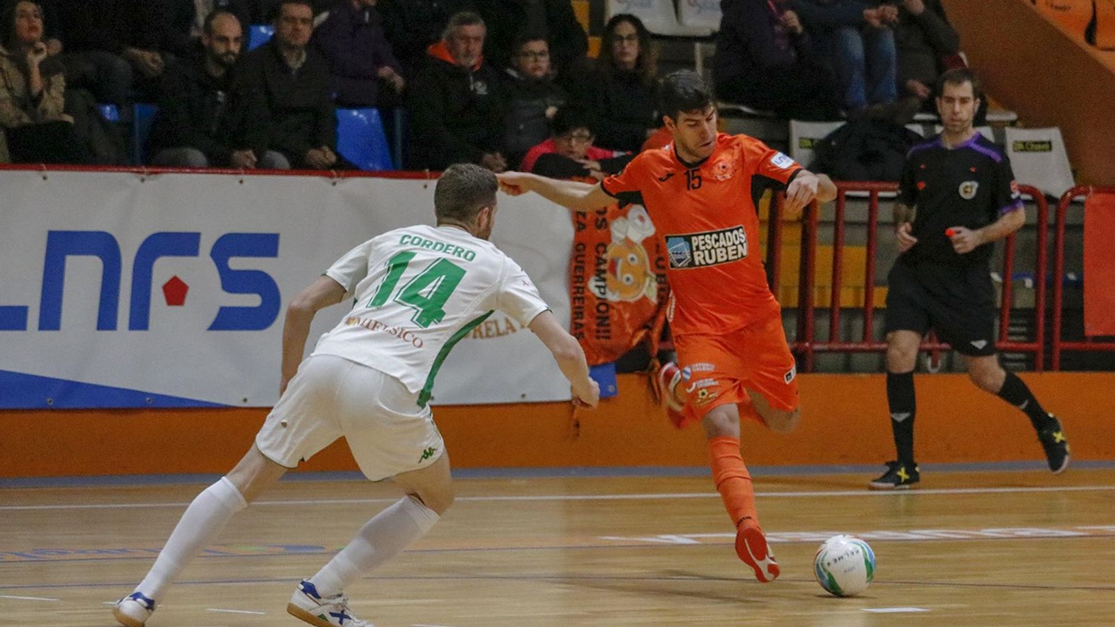 Cordero intenta tapar un disparo de un rival.