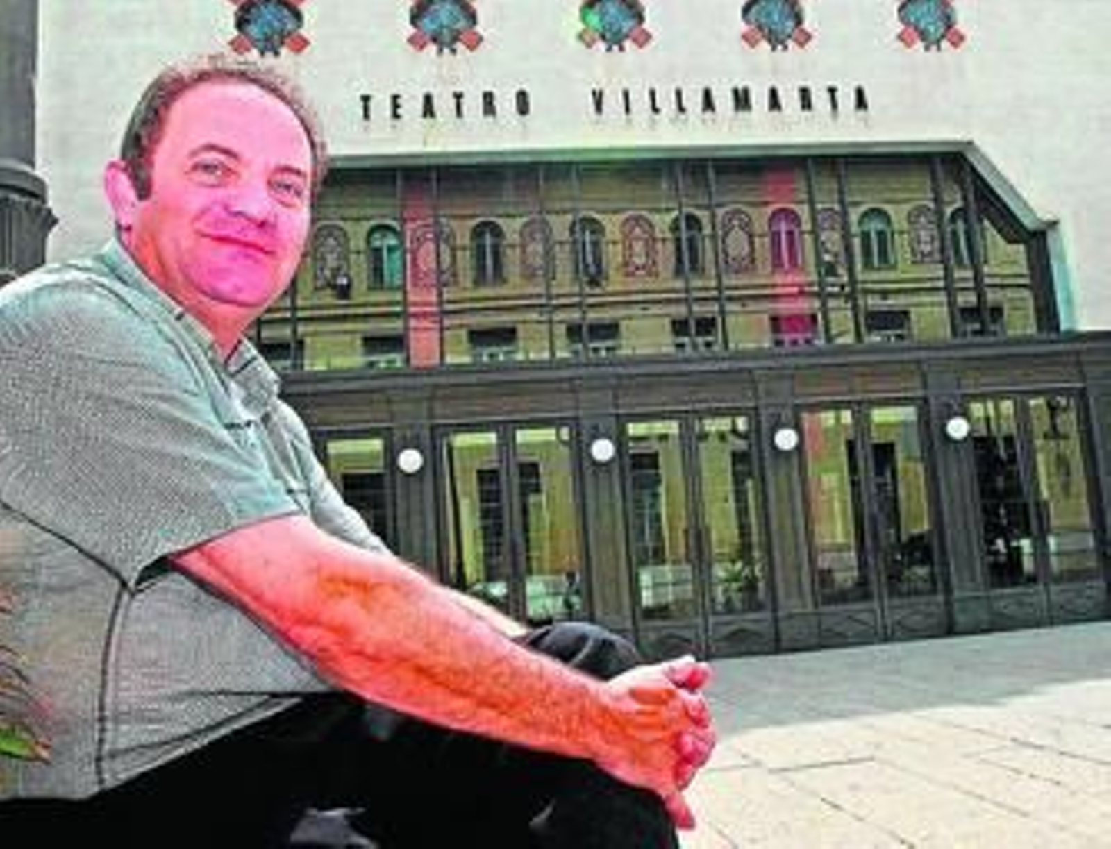 José Luis Castro ante el Teatro Villamarta de Jerez, donde ha dirigido varias producciones líricas.