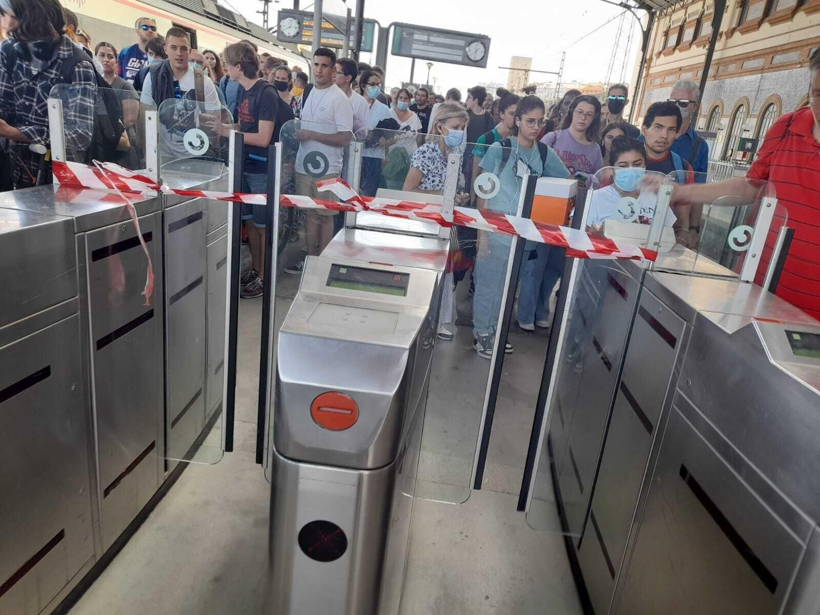 Tornos cerrados en la Estación de Jerez este lunes.
