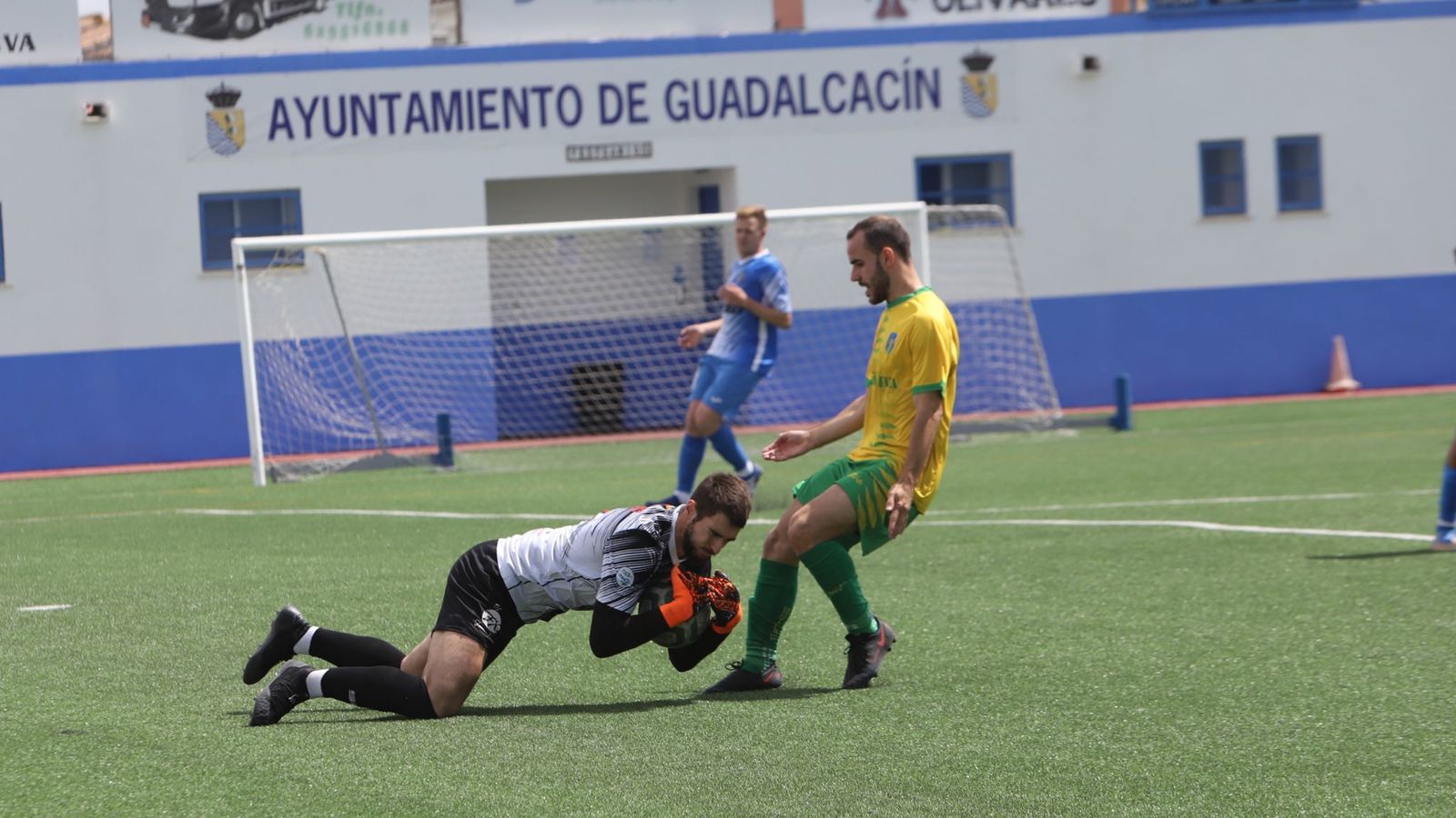 Miguel Ángel se lanza a los pies de Nacho para hacerse con el balón.