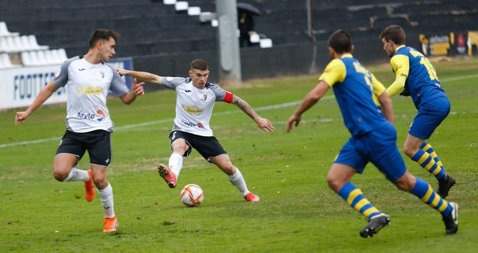 Santi Samanés, con el brazalete, en un partido con el Tudelano