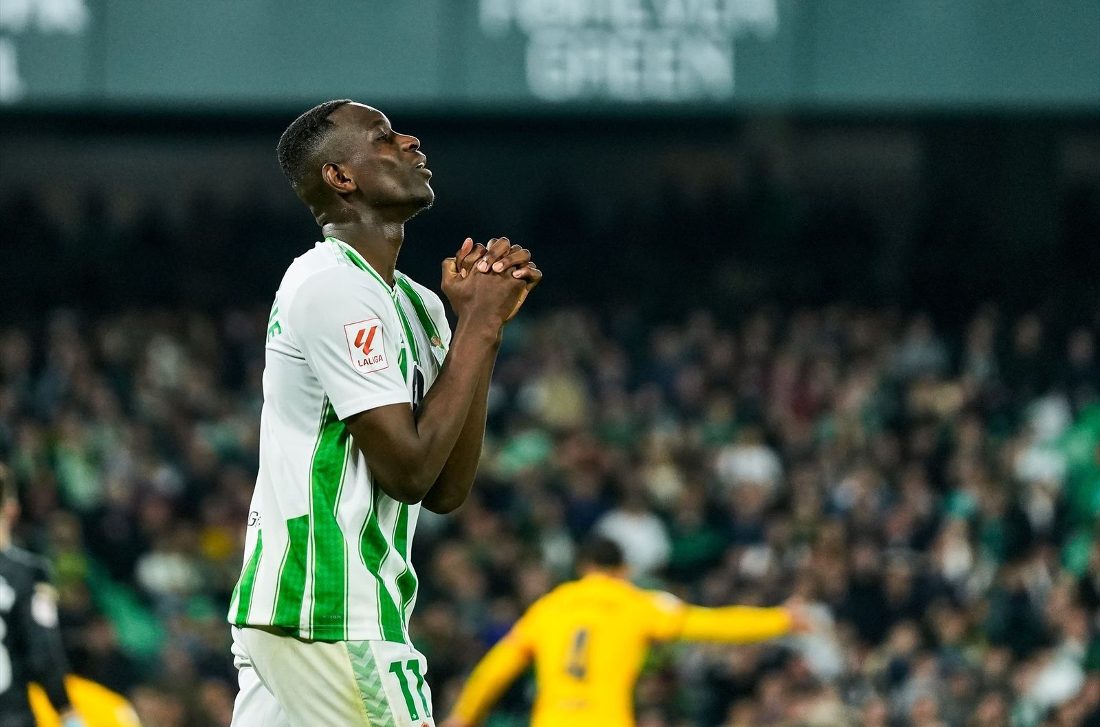 Luiz Henrique se lamenta de una oportunidad perdida en un partido del Betis contra el Barcelona.