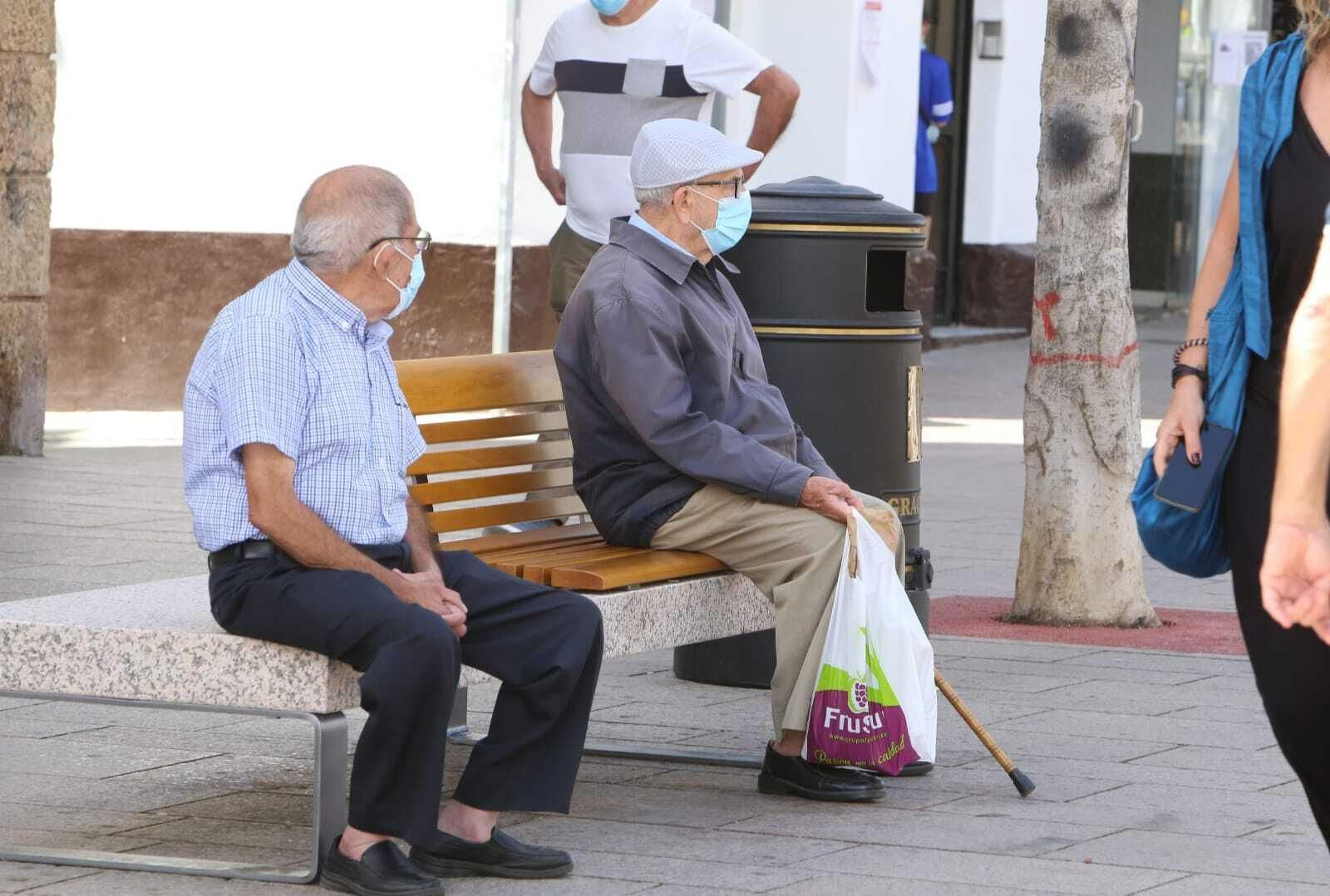 Personas con mascarillas en la calle Real, en una imagen de final del estado de alarma.