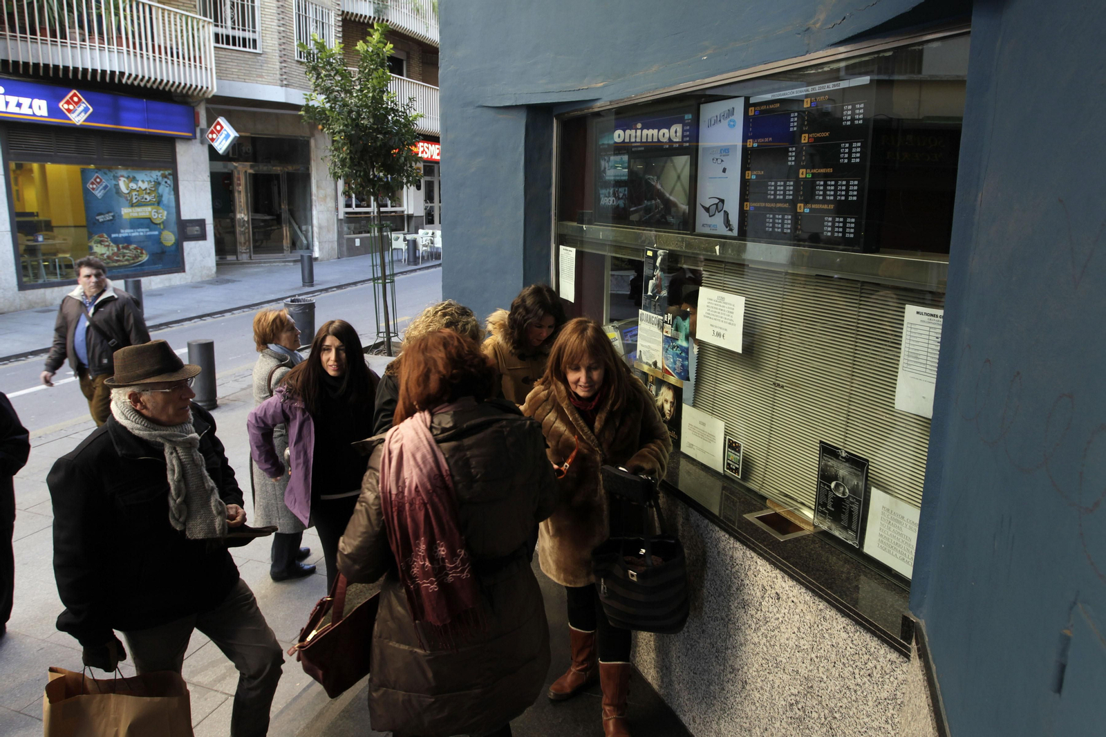 Colas de espectadores en el último día de Multicines Centro