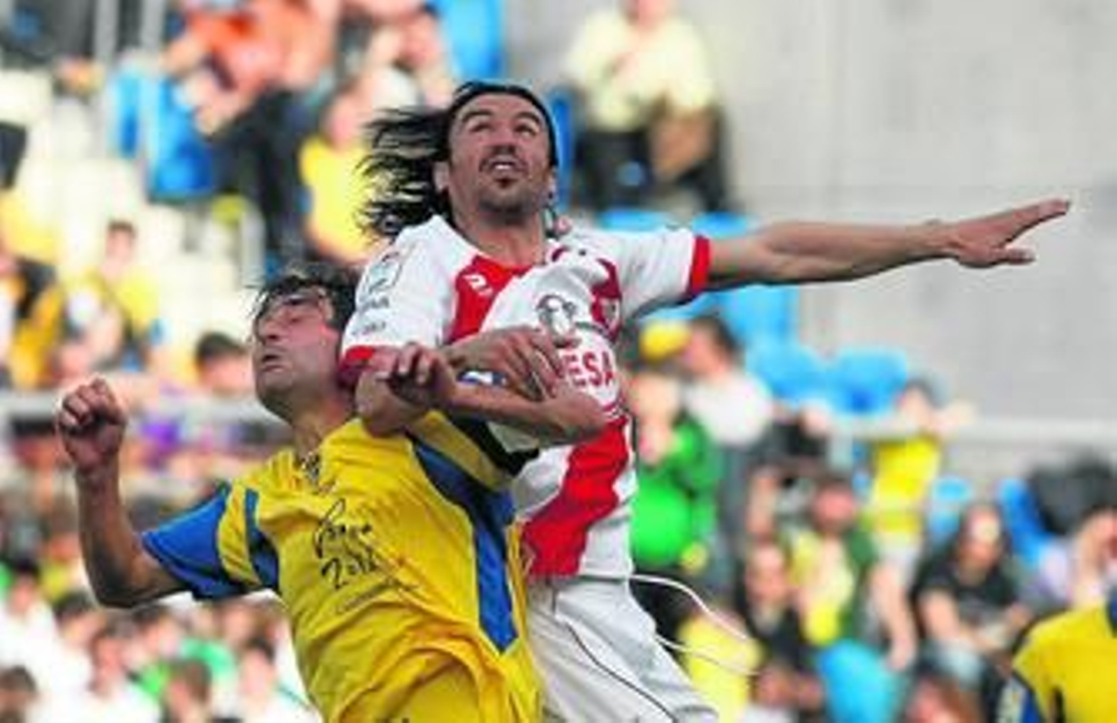 Pachón, saltando por los aires con Andrés Fleurquin en el último duelo entre el Cádiz y el Rayo Vallecano disputado en Carranza.