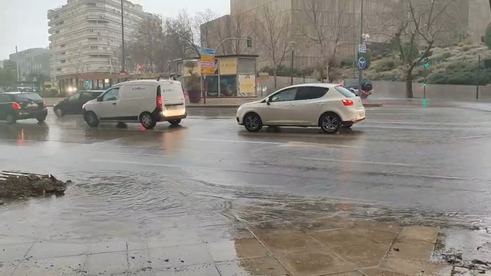 Acumulación de agua en la vía pública a la altura del Gran Eje