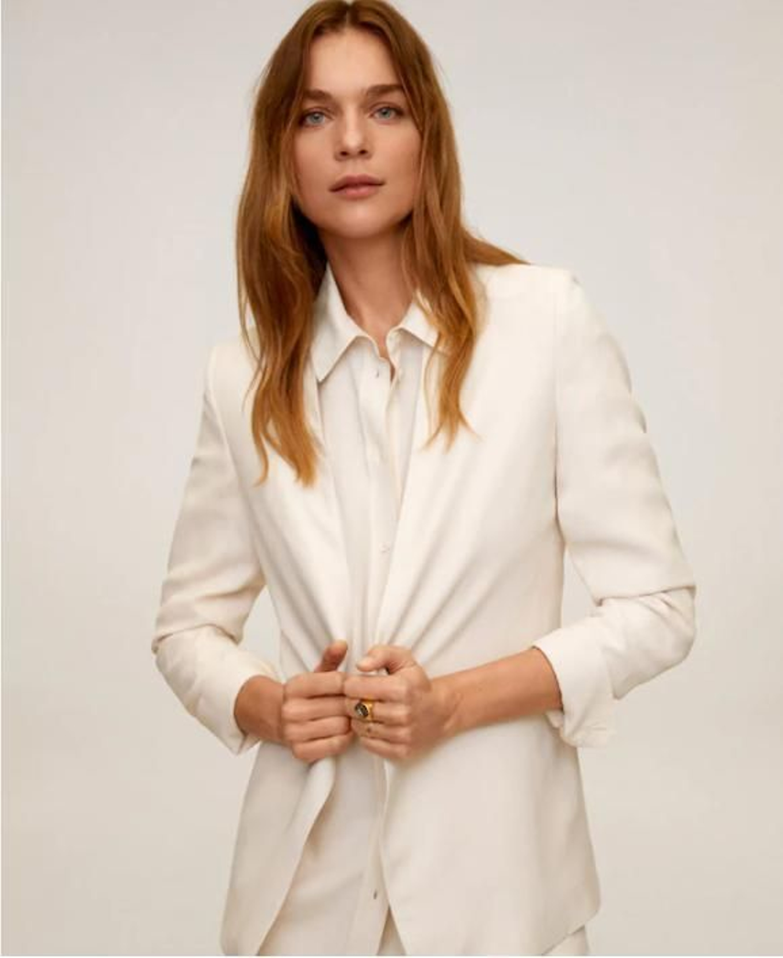 Chaqueta blanca entallada de Mango outlet.